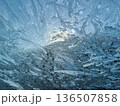 寒い朝 氷に透ける朝日 136507858