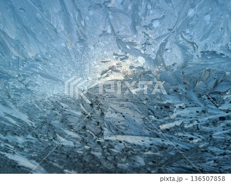 寒い朝 氷に透ける朝日 寒い朝 氷に透ける朝日 136507858
