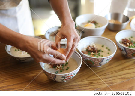 エビのお粥を作る女性 エビのお粥を作る女性 136508106