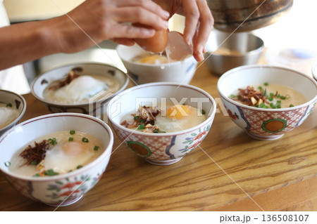 エビのお粥を作る女性 136508107
