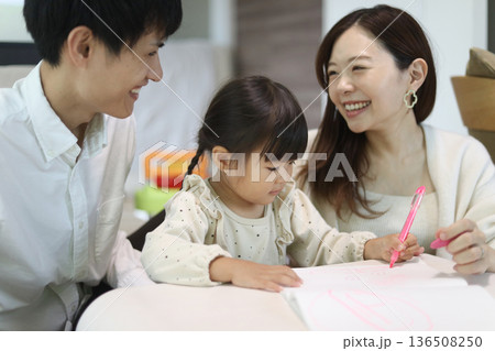 お絵描きする親子 136508250