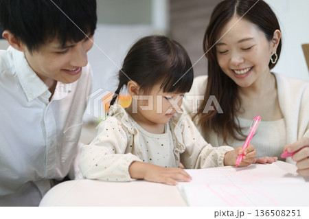 お絵描きする親子 136508251