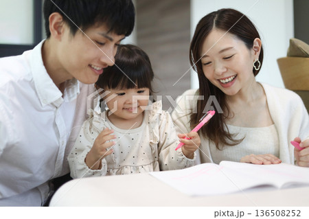 お絵描きする親子 136508252