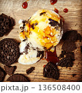 チョコクッキーアイスにキャラメルをたっぷりと 136508400