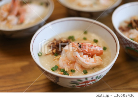 タイ風のエビのお粥 タイ風のエビのお粥 136508436