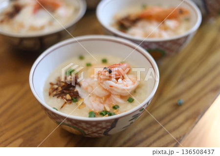 タイ風のエビのお粥 タイ風のエビのお粥 136508437