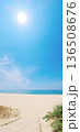 夏の白い浜辺、眩しい太陽、青い空と海に向かって走ります 136508676