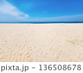 白い浜辺、これから始まる夏にワクワク 136508678