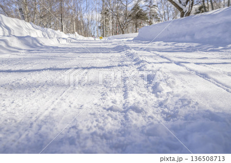 北海道の雪道 136508713
