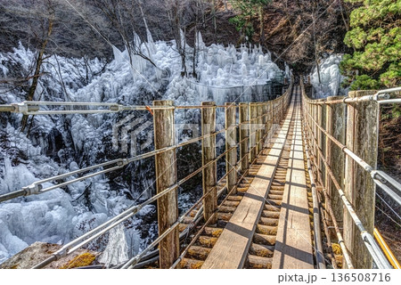 埼玉県 冬の奥秩父 尾ノ内渓谷の氷柱 136508716