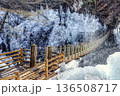 埼玉県 冬の奥秩父 尾ノ内渓谷の氷柱 136508717