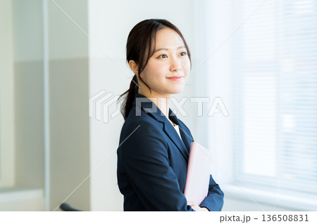 オフィスで働くビジネスウーマン 136508831