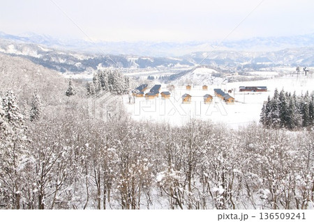 新潟県小千谷山本山高原クラインガルテン冬景色 136509241