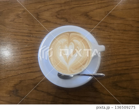 カフェラテ ラテアート カフェラテ ラテアート 136509275