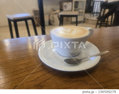 カフェラテ ラテアート カフェラテ ラテアート 136509279