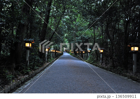 夕暮れの大神神社 夕暮れの大神神社 136509911