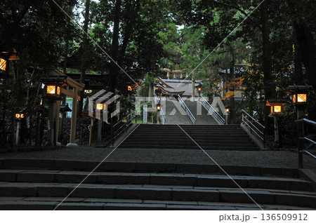 夕暮れの大神神社 夕暮れの大神神社 136509912