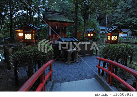 夕暮れの大神神社 市杵島姫神社 夕暮れの大神神社 市杵島姫神社 136509918