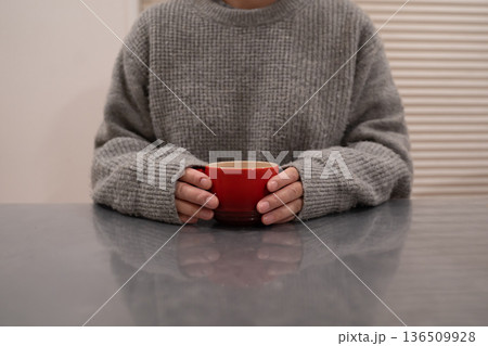 マグカップを持つ女性 136509928