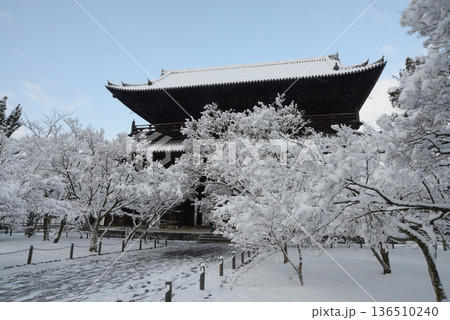 雪の南禅寺　三門　京都市左京区 136510240