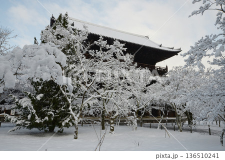 雪の南禅寺　三門　京都市左京区 136510241