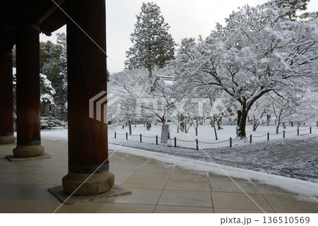 雪の南禅寺 三門から境内を望む 京都市左京区 雪の南禅寺 三門から境内を望む 京都市左京区 136510569