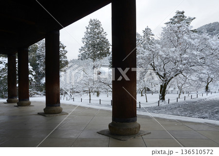 雪の南禅寺　三門から境内を望む　京都市左京区 136510572