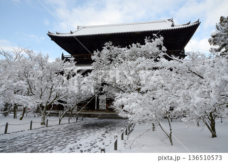 雪の南禅寺 三門 京都市左京区 雪の南禅寺 三門 京都市左京区 136510573