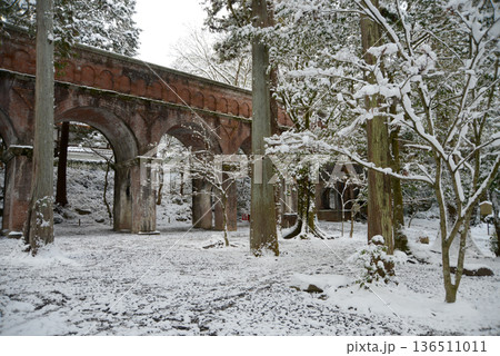 雪の南禅寺　水路閣　京都市左京区 136511011