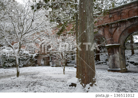 雪の南禅寺 水路閣 京都市左京区 雪の南禅寺 水路閣 京都市左京区 136511012