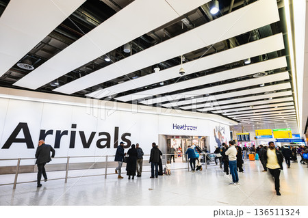 ロンドン　ヒースロー空港　到着ロビー 136511324