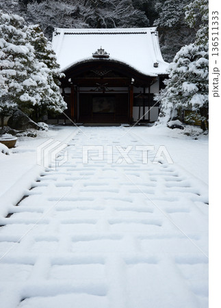 雪の南禅寺 方丈の玄関 京都市左京区 雪の南禅寺 方丈の玄関 京都市左京区 136511333