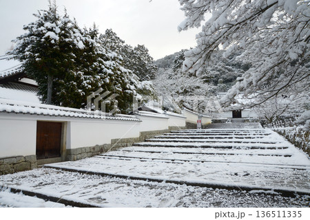 雪の南禅寺　南禅僧堂と参道　京都市左京区 136511335