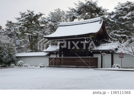 雪の南禅寺　勅使門　京都市左京区 136511368