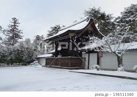 雪の南禅寺　勅使門　京都市左京区 136511380