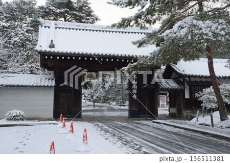 雪の南禅寺 中門 京都市左京区 雪の南禅寺 中門 京都市左京区 136511381