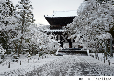 雪の南禅寺　三門　京都市左京区 136511382