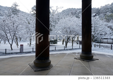 雪の南禅寺 三門から境内を望む 京都市左京区 雪の南禅寺 三門から境内を望む 京都市左京区 136511383