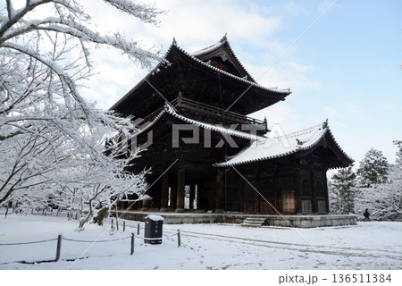 雪の南禅寺　三門　京都市左京区 136511384