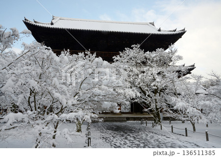 雪の南禅寺　三門　京都市左京区 136511385