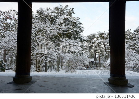 雪の南禅寺　三門から境内を望む　京都市左京区 136511430