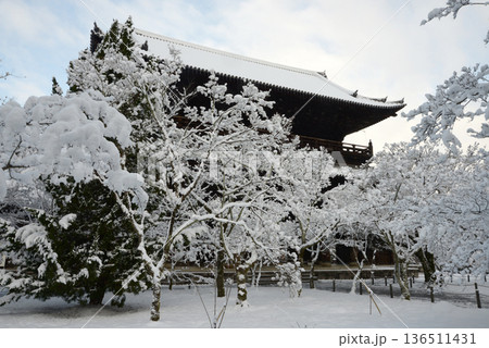 雪の南禅寺　三門　京都市左京区 136511431