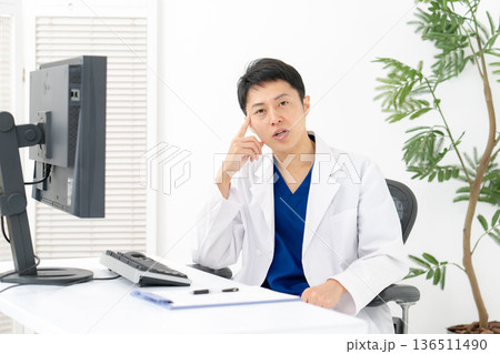 医療　白衣の男性　会話 136511490