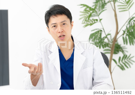 医療　白衣の男性　会話 136511492