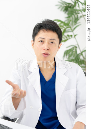 医療 白衣の男性 会話 医療 白衣の男性 会話 136511493