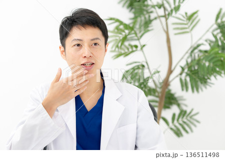 医療　白衣の男性　会話 136511498