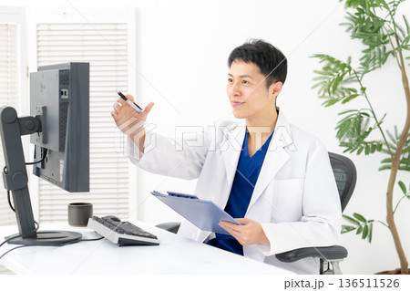 医療　白衣の男性　会話 136511526