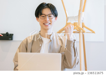 在宅ワークをする若い男性 136511675