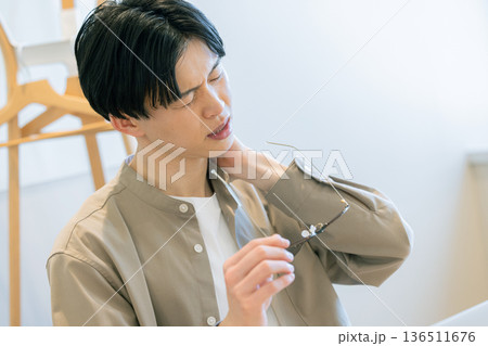 疲れた男性　ビジネス 136511676