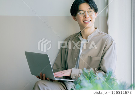 自宅でパソコン作業をする男性 自宅でパソコン作業をする男性 136511678